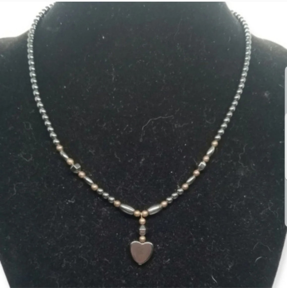 VINTAGE STERLING SILVER & HEMATITE BEADED HEART PENDANT NECKLACE - Picture 1 of 5